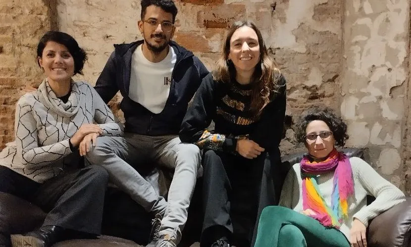 L'equip de la cooperativa Col·lectivaT està format, de moment, per quatre persones: la Özgür Güneş Öztürk, l'Alp Öktem, la Clara Basiana i la Pelin Doğan.