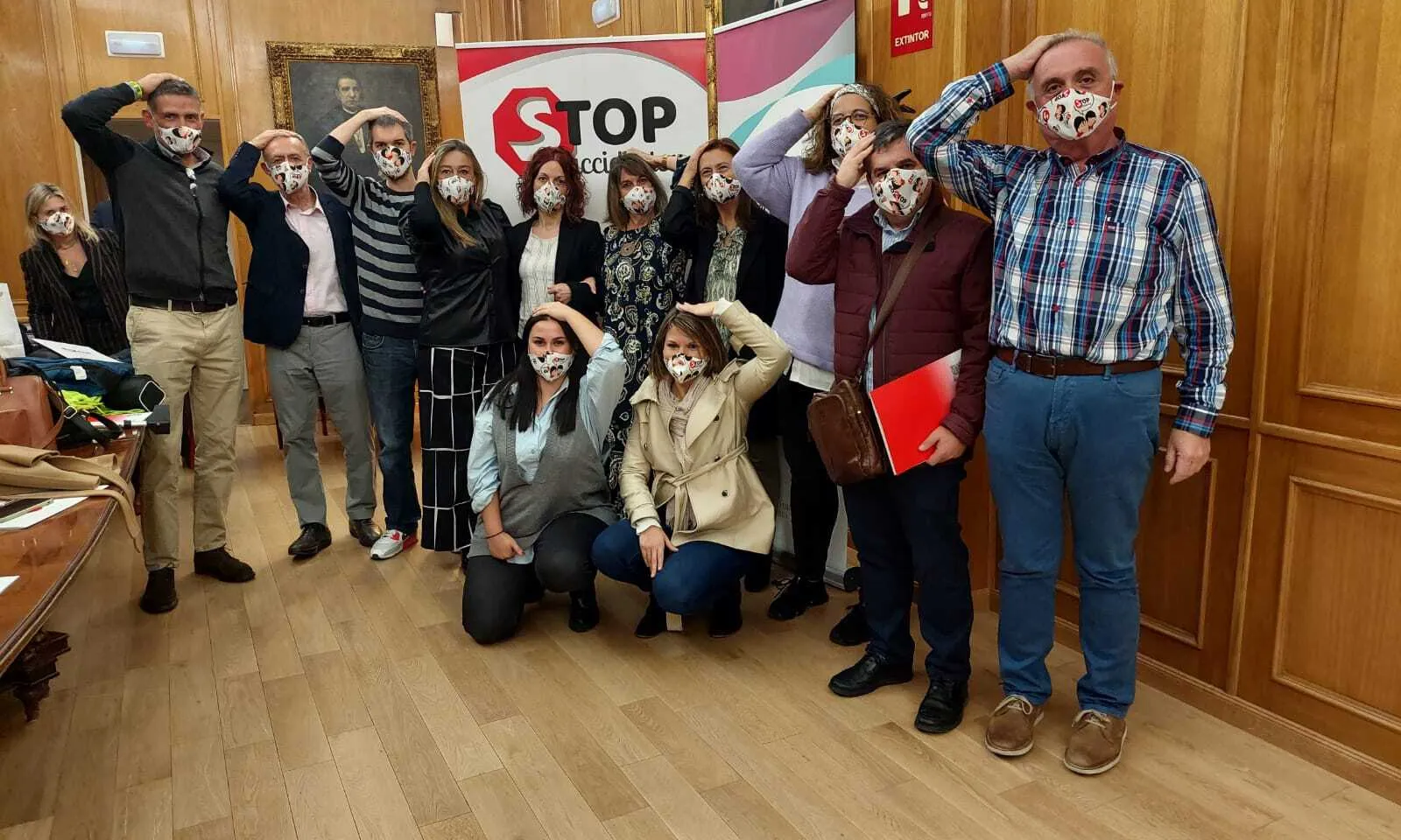 Des de l'entitat treballen amb institucions públiques per convocar i participar en manifestacions, jornades i congressos de seguretat viària.