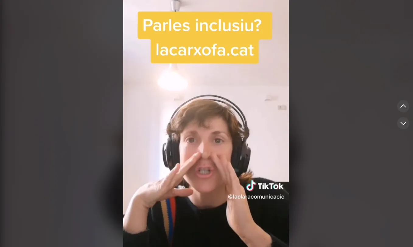 Marta Molas, de La Clara Comunicació, fent un TikTok sobre comunicació inclusiva.