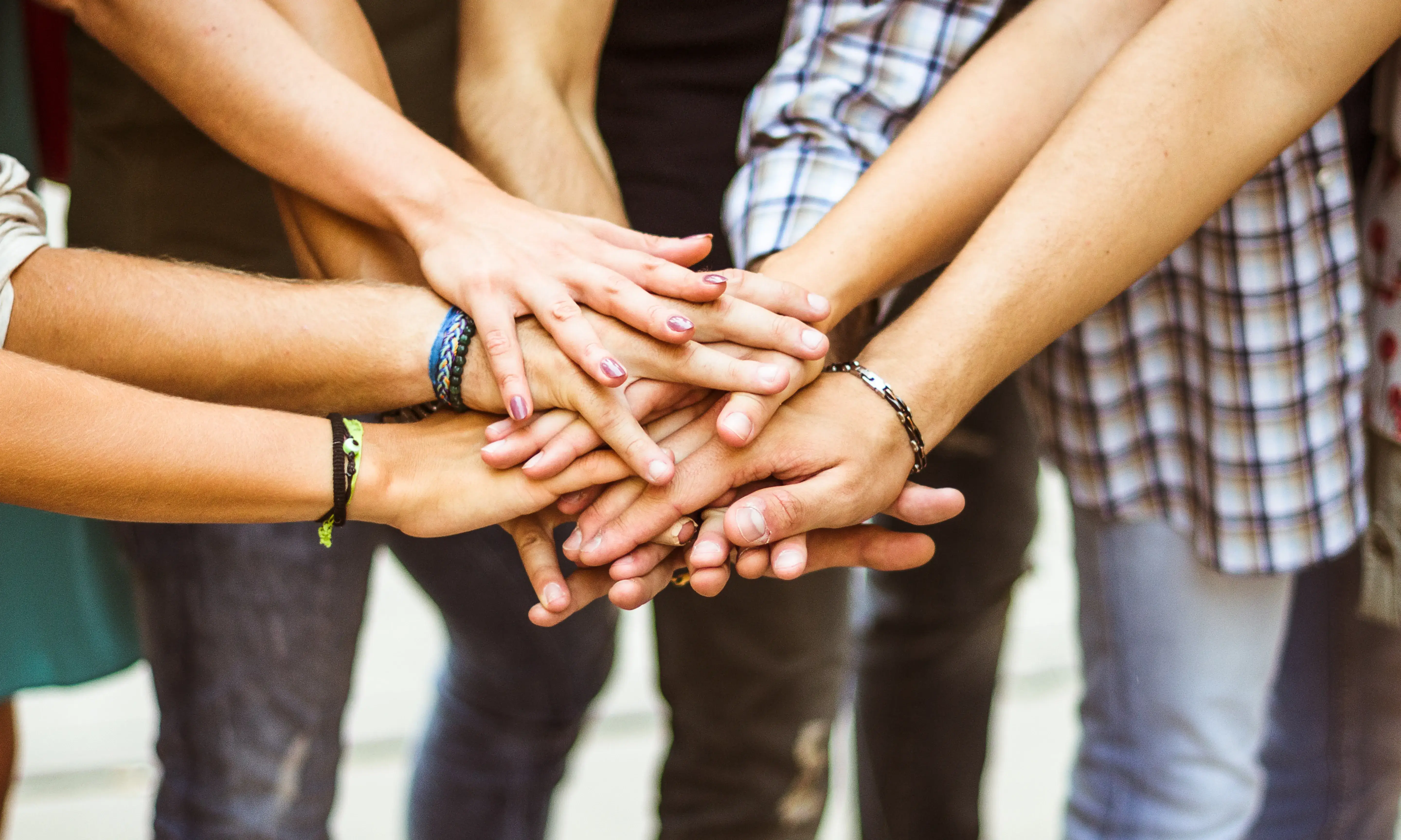 El voluntariat suposa un compromís solidari amb altres persones per millorar la seva qualitat de vida.