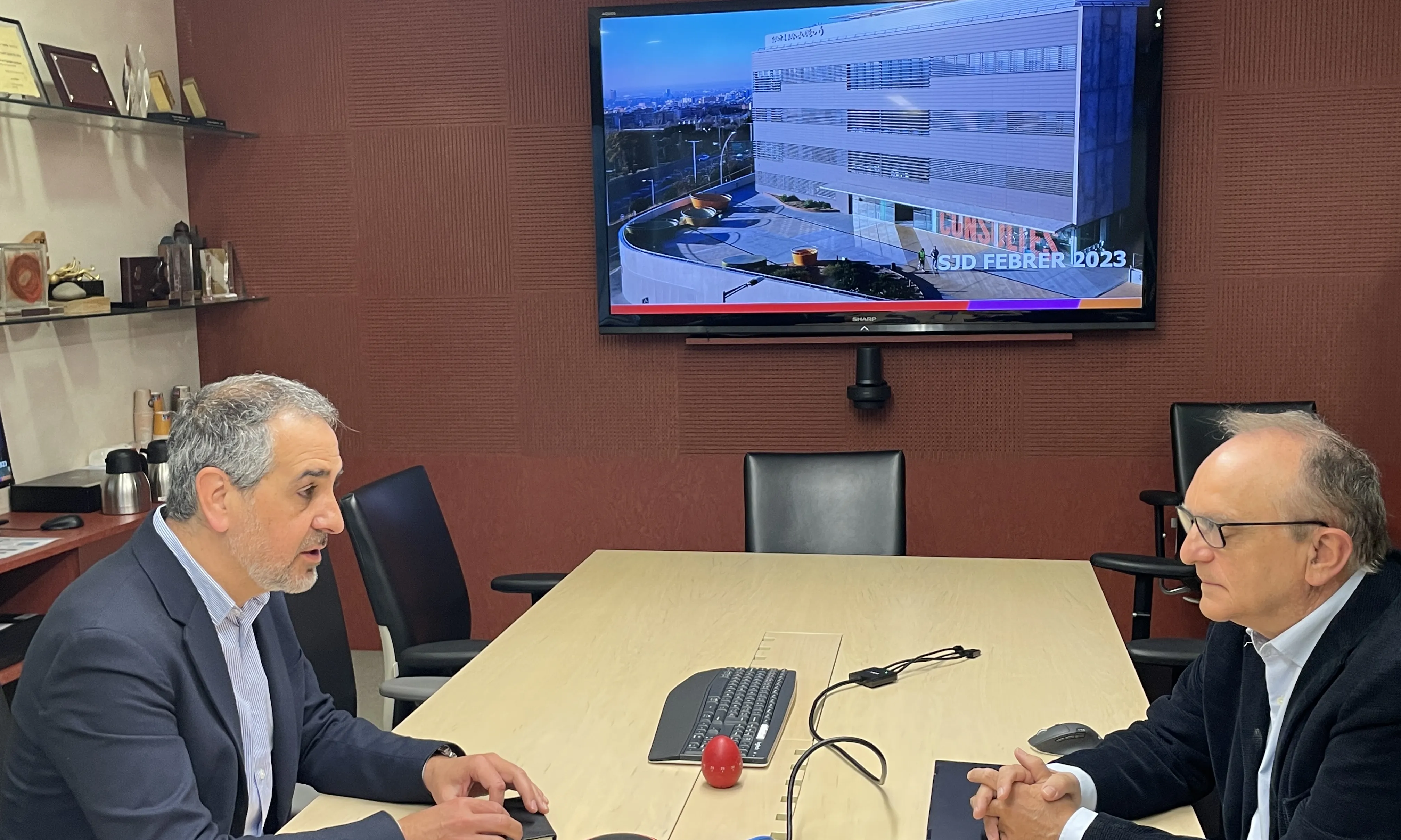 El delegat del Govern a Barcelona, Joan Borràs, durant la seva reunió amb el gerent de l’Hospital Sant Joan de Déu de Barcelona, Manuel del Castillo.