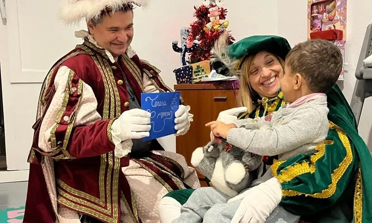 Ferran Hermosa, voluntari a domicili amb infants a través de la Fundació Enriqueta Villavecchia fent de patge reial