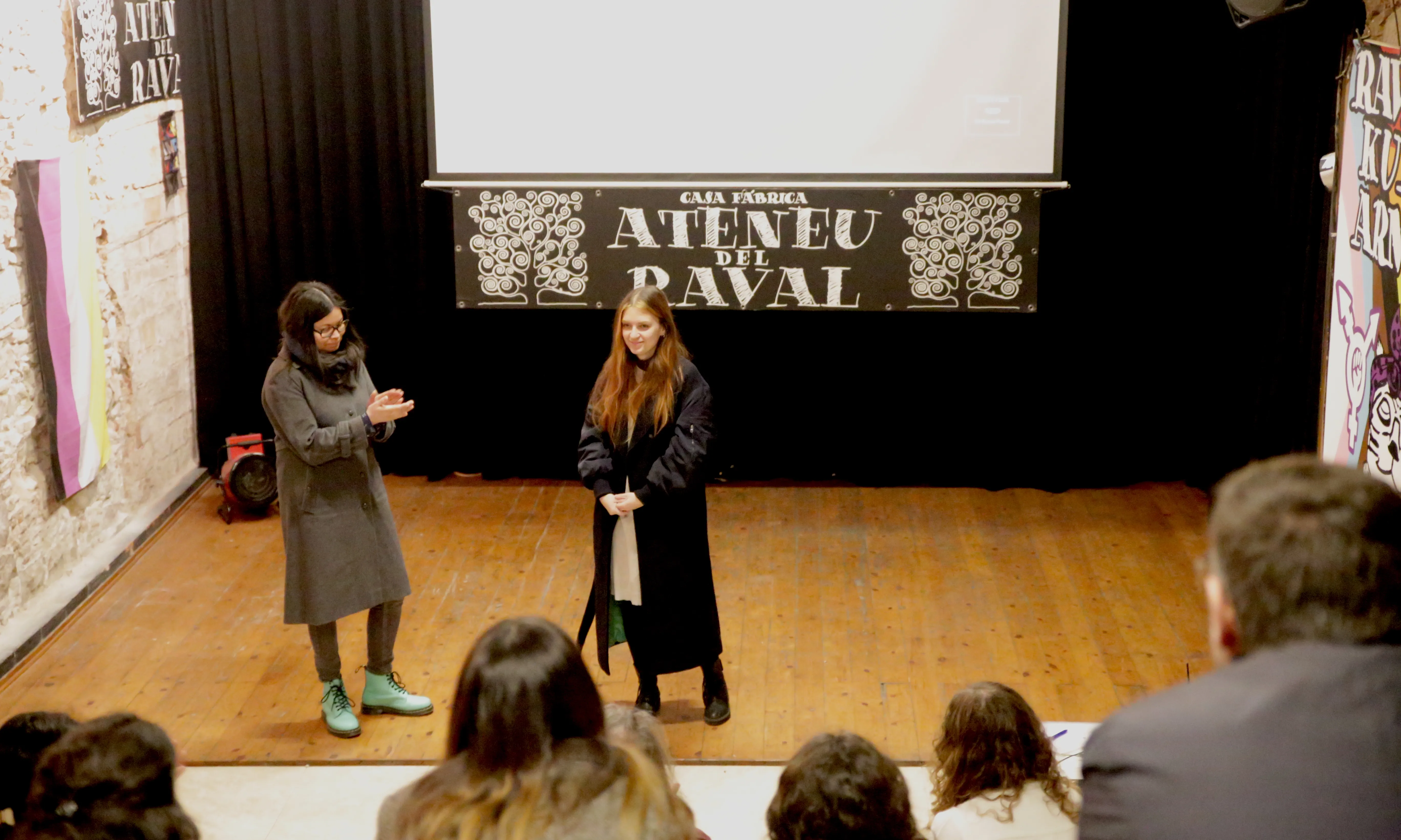 La Karina i la Mali durant la presentació de Migrantour a l'Ateneu del Raval de Barcelona.