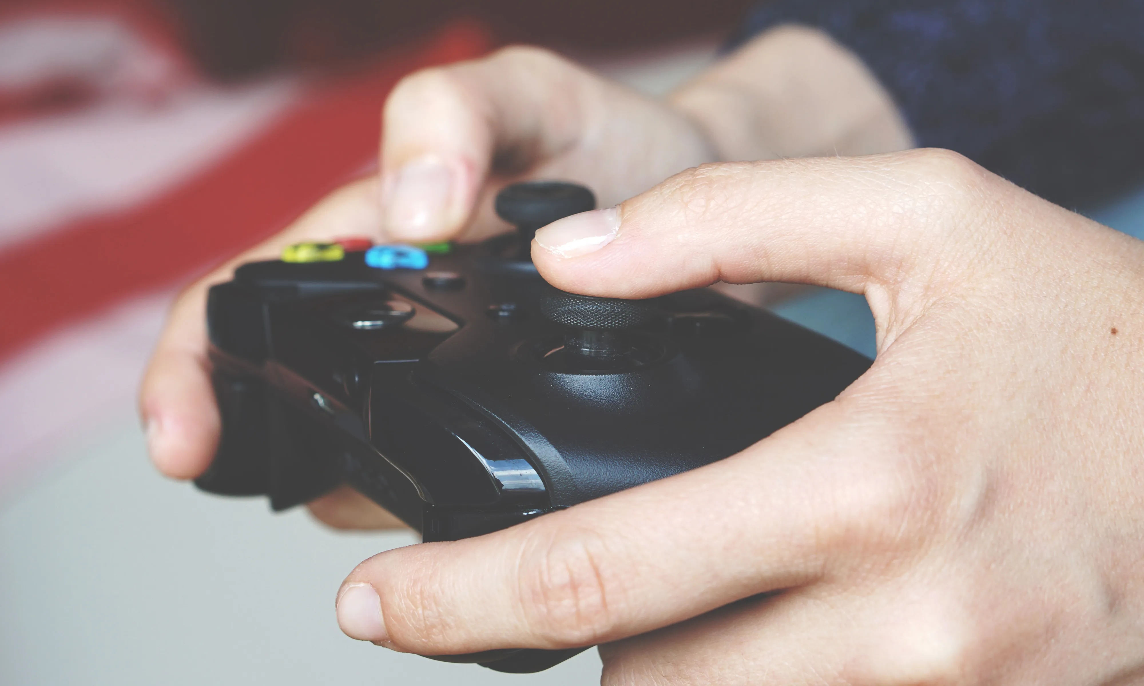 Una persona jugant a videojocs amb un comandament a les mans.