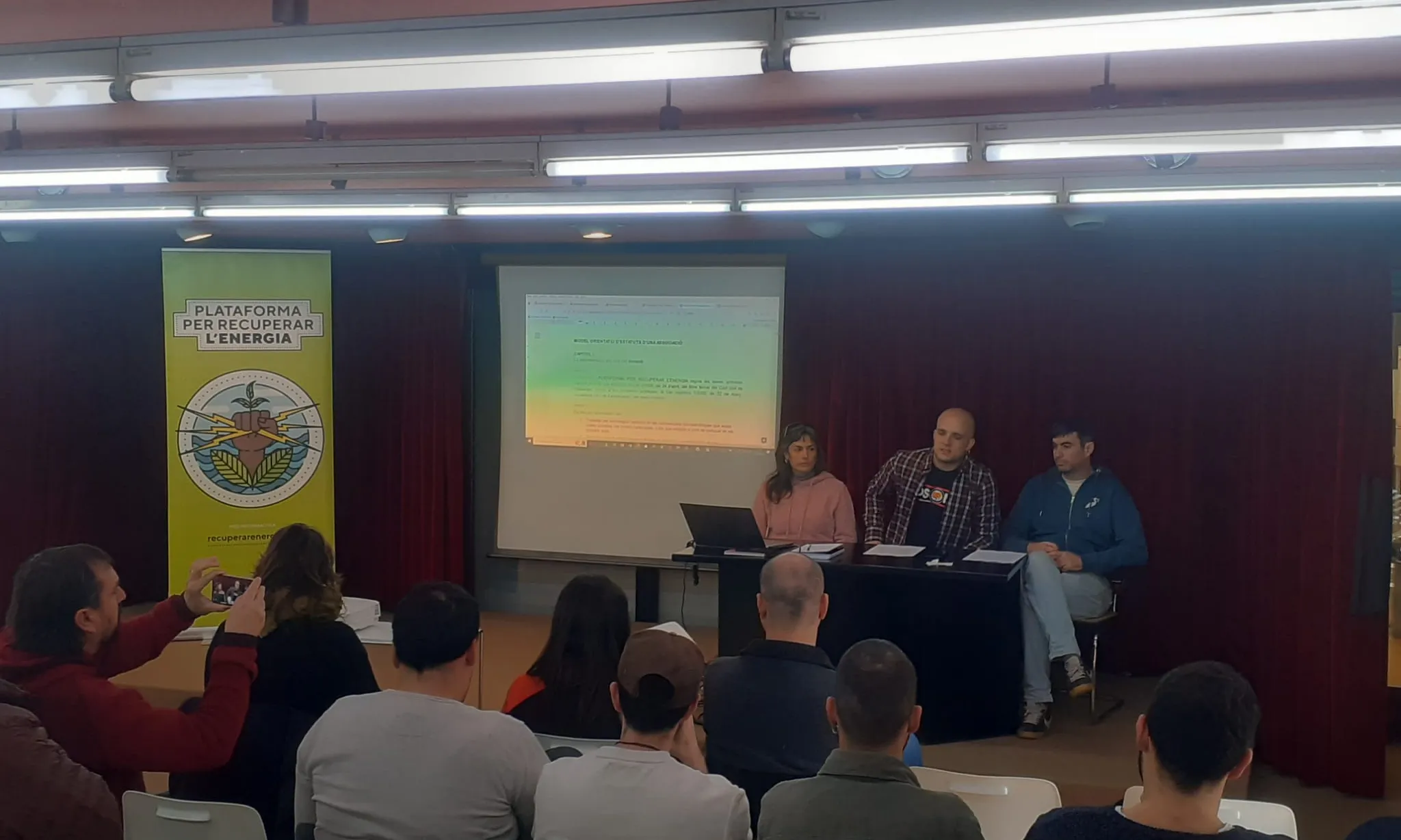 Al centre, el president de la Plataforma per Recuperar l'Energia, l'Arnau Bosch, qui també és regidor de Medi Ambient de Sant Quirze de Besora.