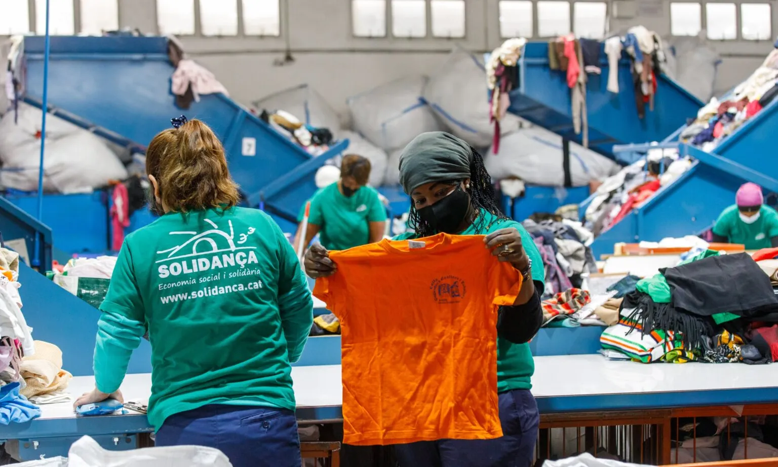 Es fa un procés de tria i classificació de la roba recuperada perquè la que està en bones condicions es ven a les Botigues de Solidança/Roba Amiga.