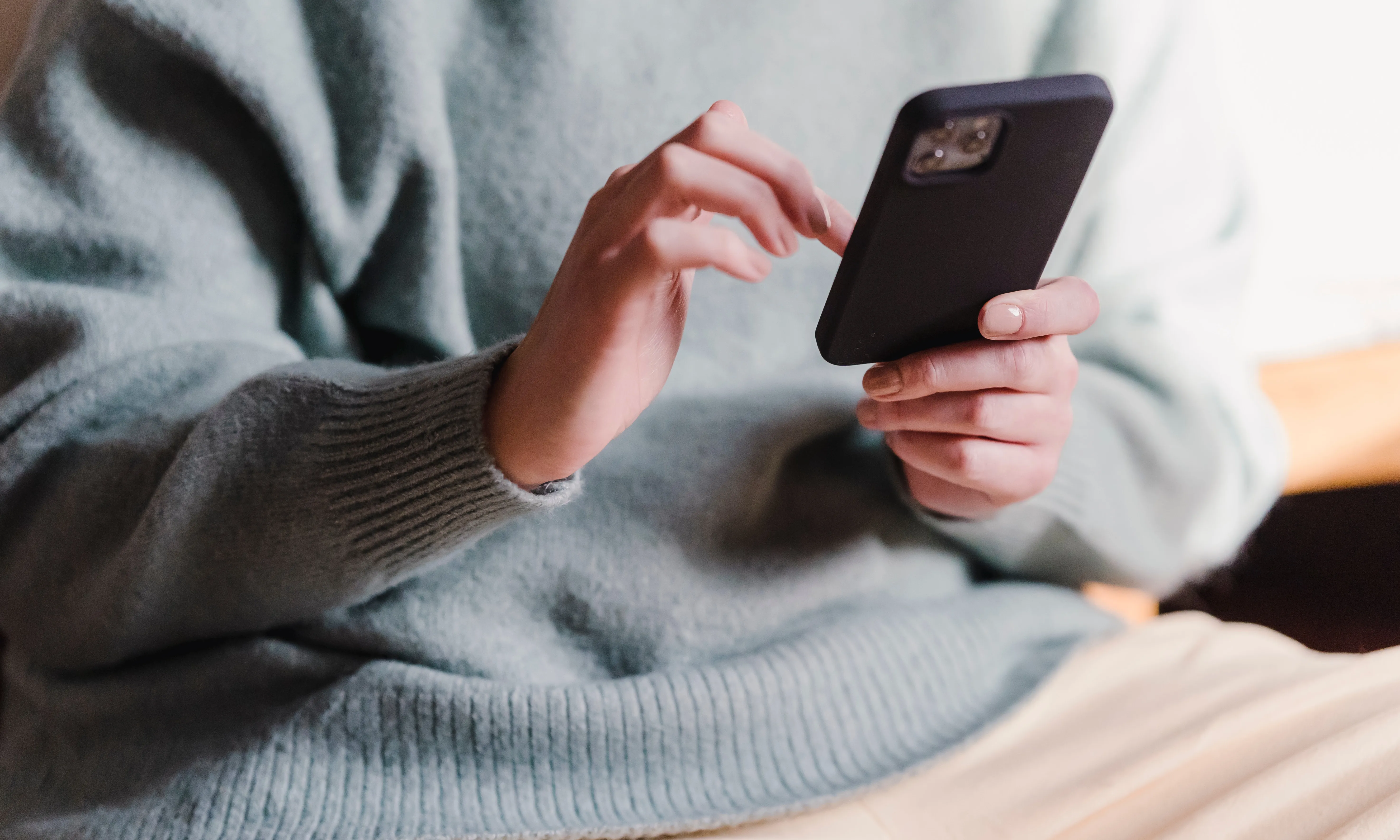 Una persona utilitzant el mòbil. Font: Tim  Samuel (Pexels)