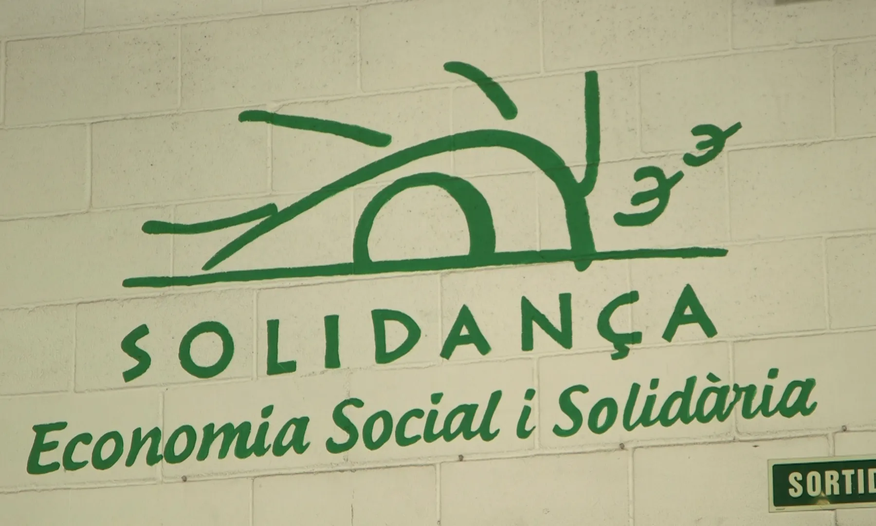 Solidança compta amb botigues de venda de roba de segona mà, la qual cosa permet impulsar els projectes socials i mediambientals de l'entitat.