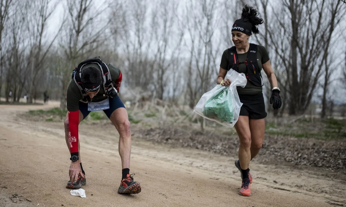 El plogging consisteix a recollir residus abandonats als espais naturals mentre es fa esport.