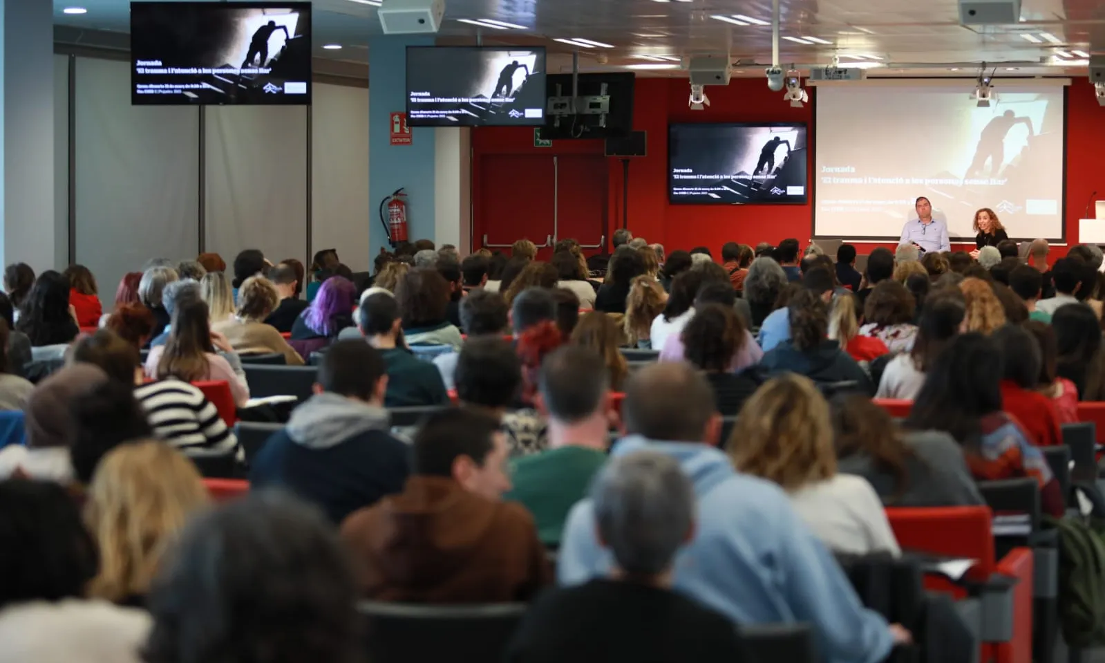 La Fundació Arrels ha reunit a professionals dels àmbits i psicològic i social per reflexionar sobre el trauma de les persones sense llar. Font: Arrels Fundació.