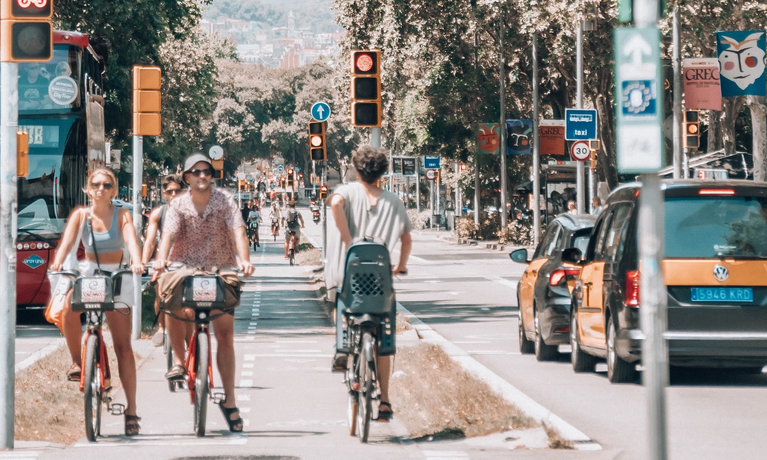 La primera de les propostes del BACC és millorar la xarxa de carrils bici existent.
