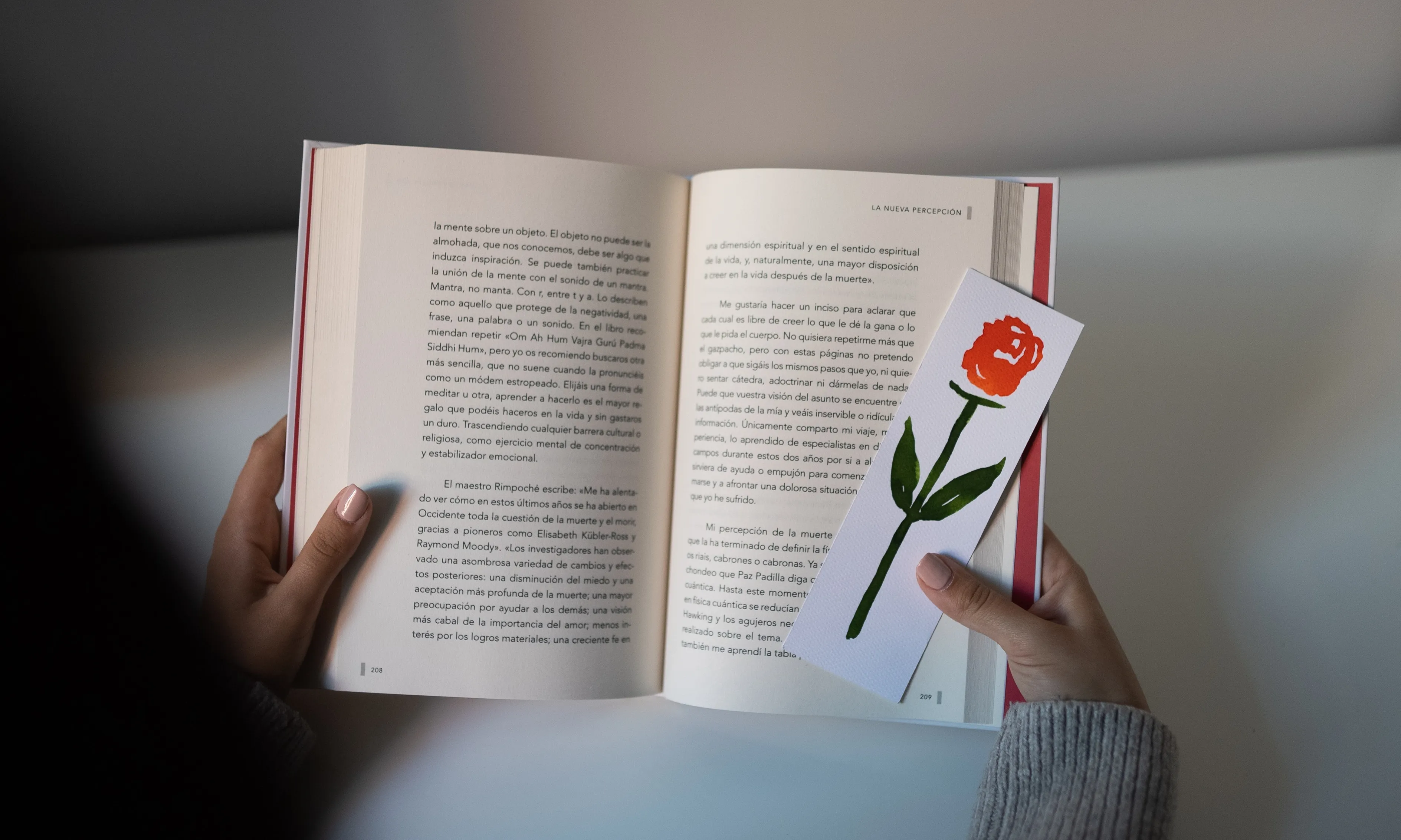 En un dia tan especial, moltes associacions, entitats i fundacions ofereixen roses solidàries, llibres i obsequis per donar un impuls als seus projectes.