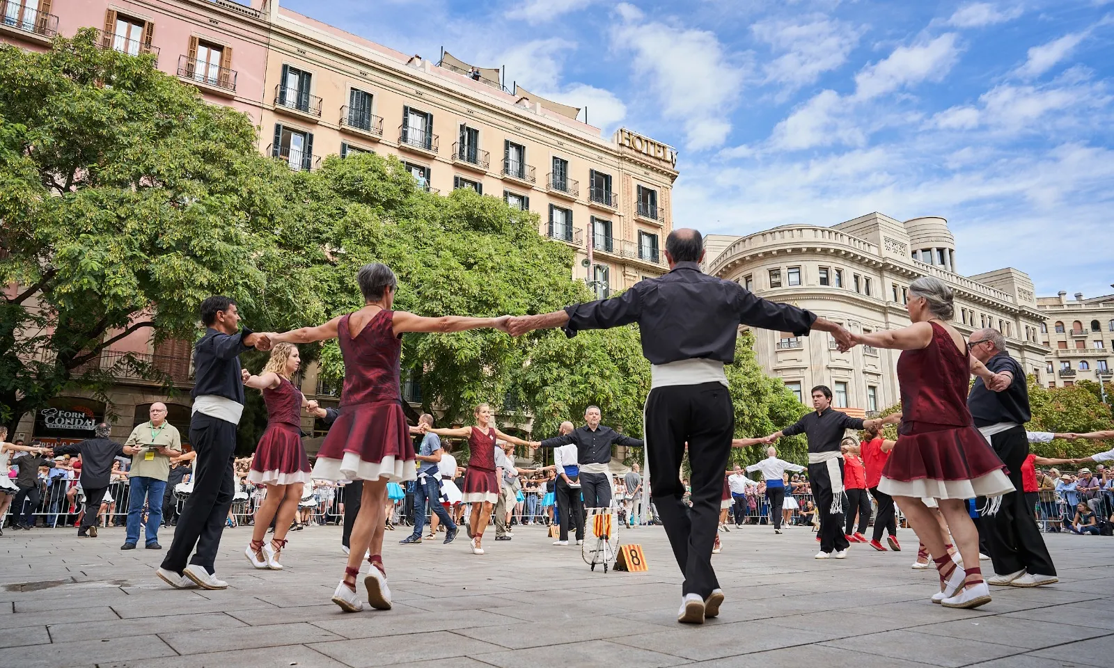 Ballada de la colla sardanista Aires Gironins al pla de la Seu, al davant de la Catedral de Barcelona.