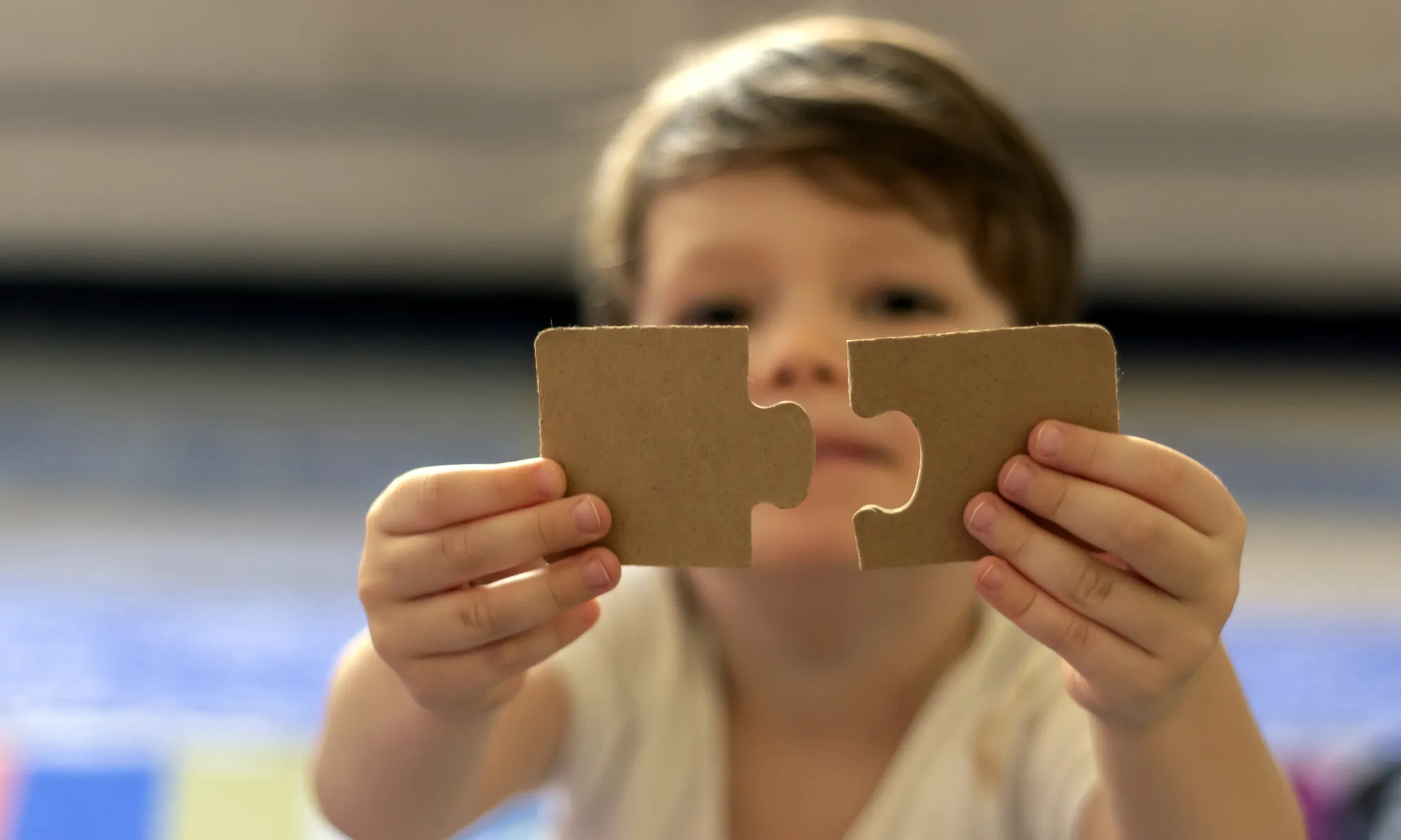 Les dificultats en la parla, l'ordre excessiu o la poca resposta als estímuls són alguns dels símptomes que ens poden alertar d'un Trastorn de l'Espectre Autista. Font: iStock.