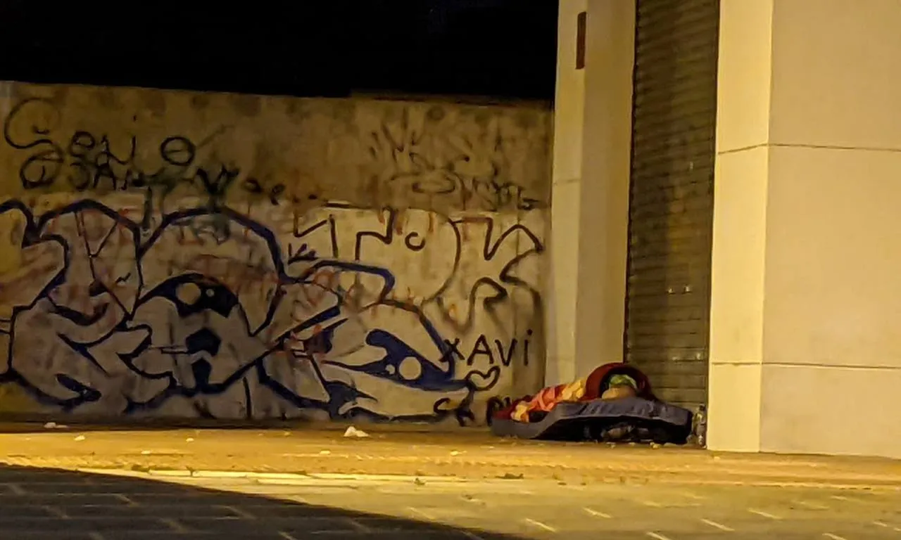 Una de les persones que es va localitzar dimarts dormint al carrer a Badalona.