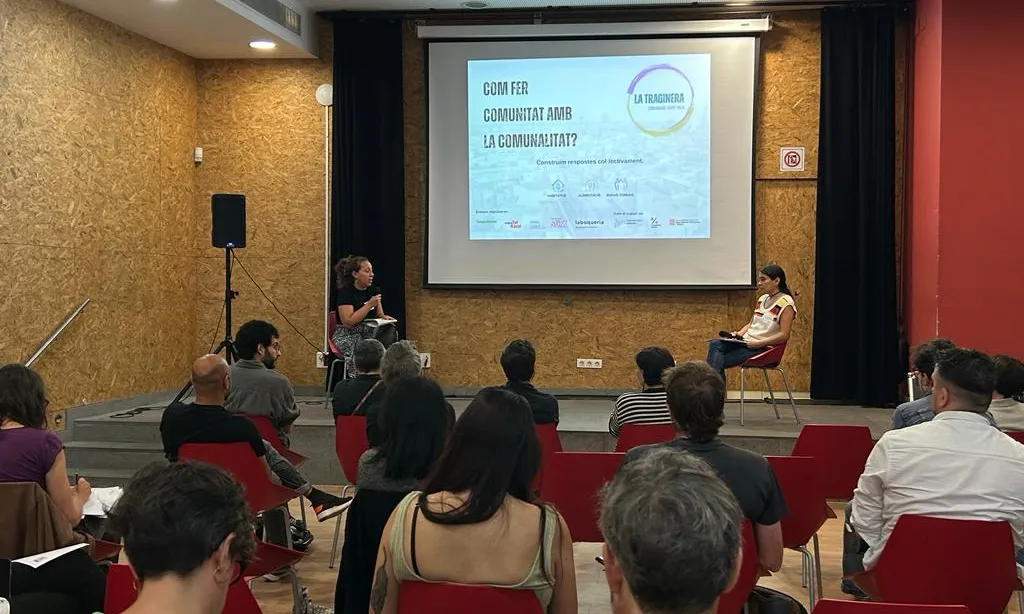 Sara Jaramillo, de Colectic, i Carolina Rodríguez, de Tot Raval, durant la presentació dels impactes del primer any de La Traginera. Font: Colectic.