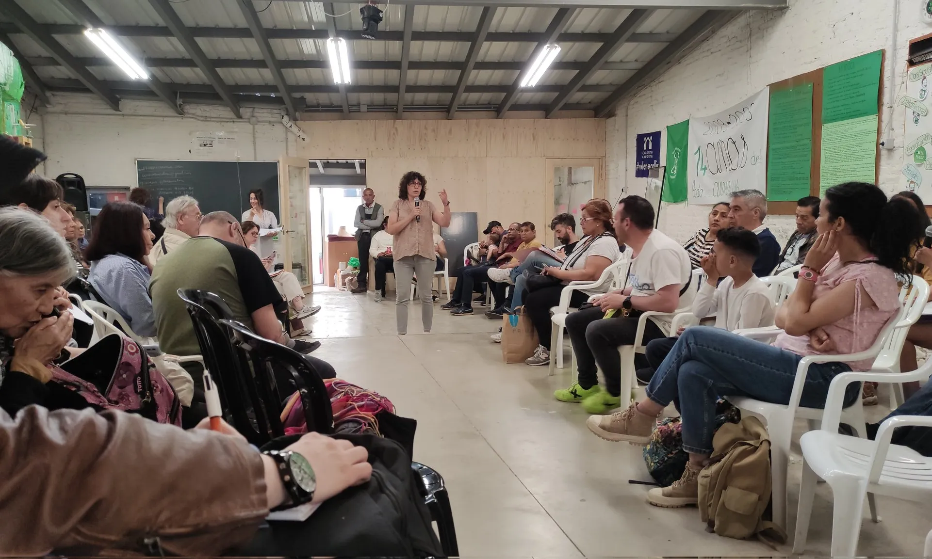 Una de les assemblees informatives que organitza la PAH de Barcelona.