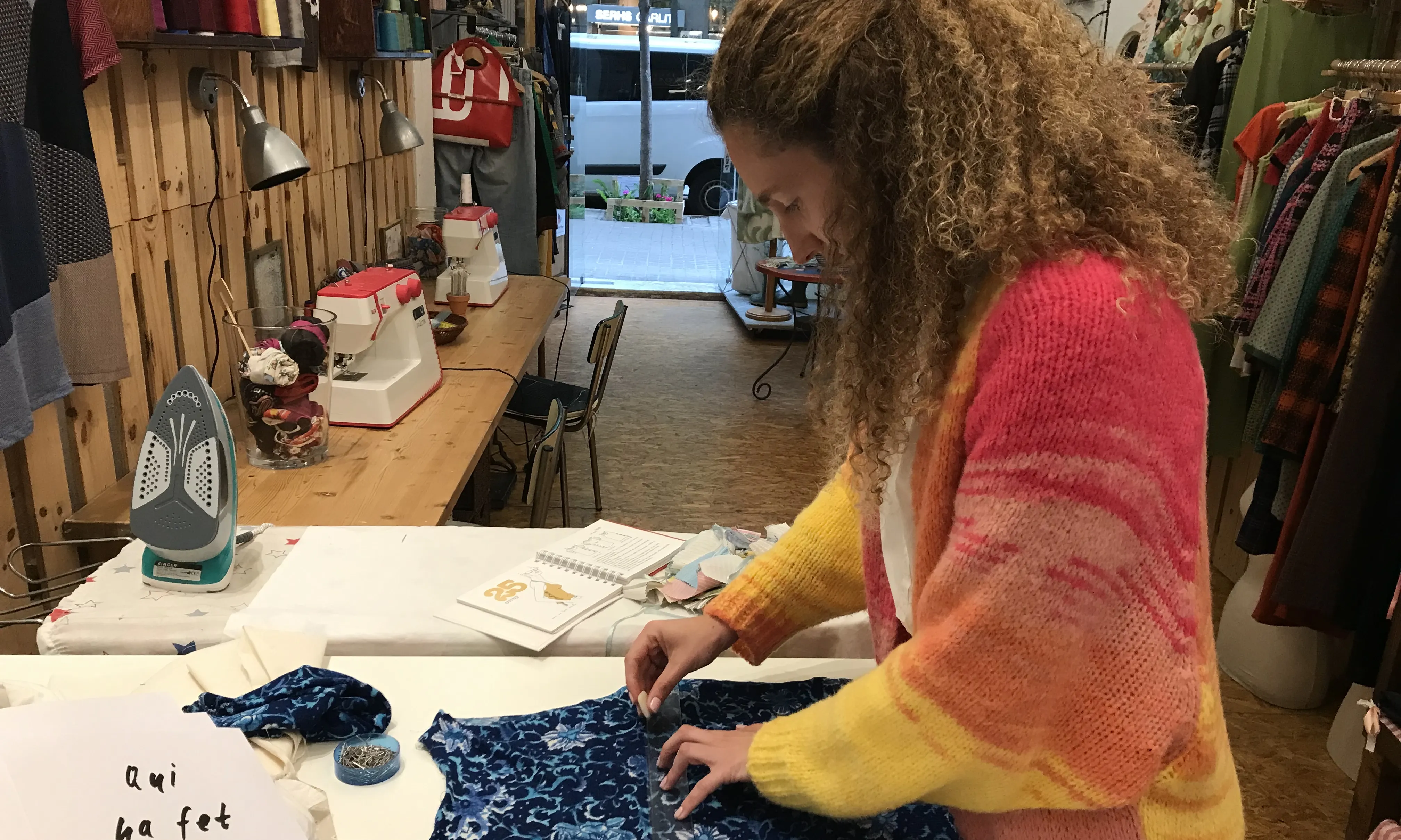 Organitzen taller de reciclatge i confecció de peces de roba a partir de doancions de teixits o roba de segona mà.