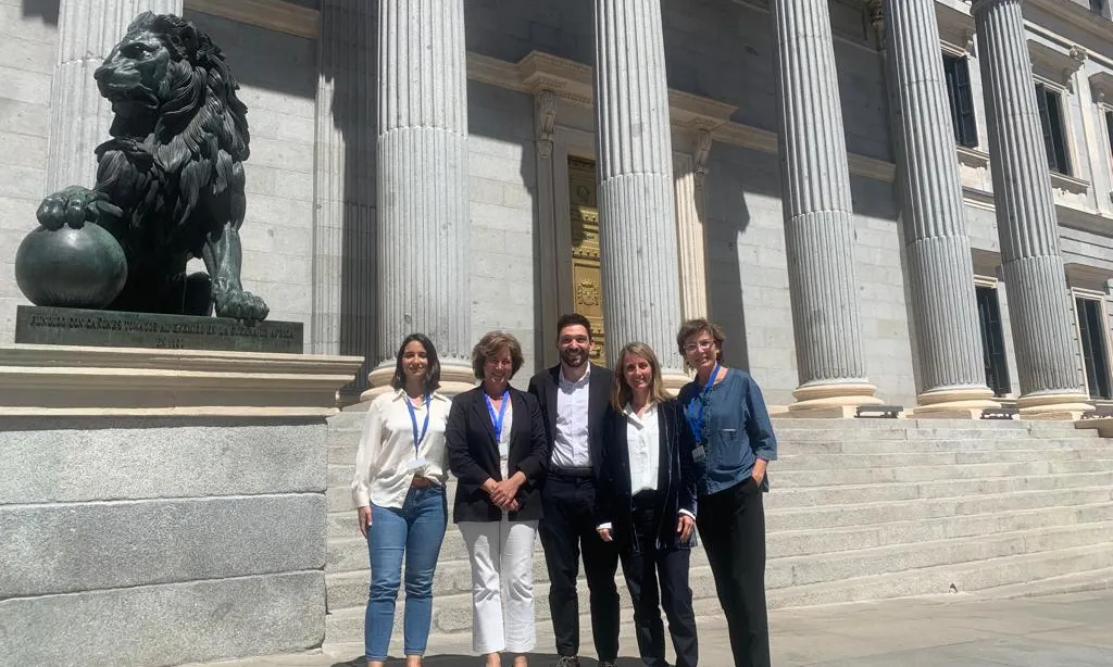 Grup de representants de les diferents entitats que han assistit a la sessió d'aprovació de la reforma de la Llei al Congrés dels Diputats, entre ells la Maite Esteve.