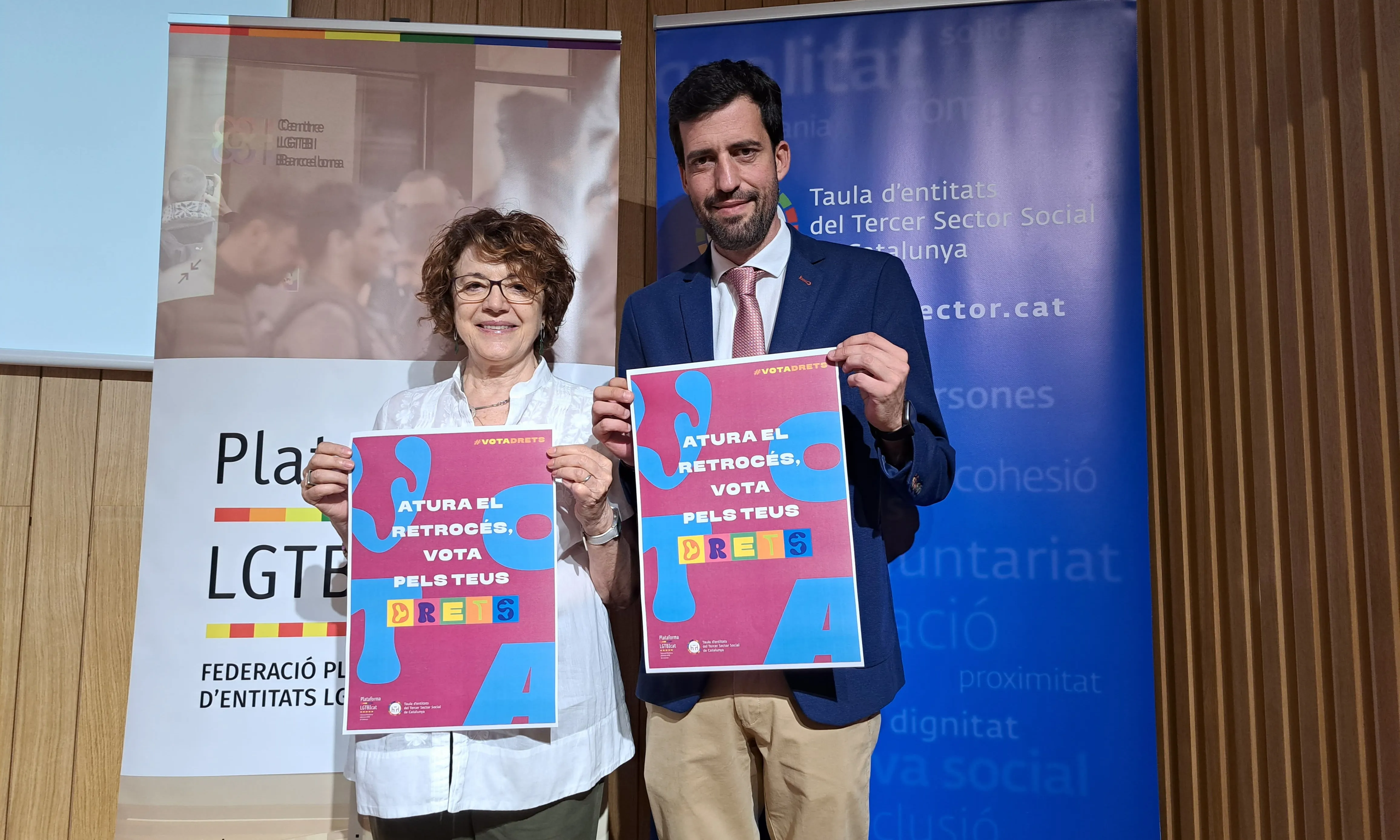 La presidenta de la Taula del Tercer Sector Social de Catalunya i el vicepresident de la Federació Plataforma d'Entitats LGTBI de Catalunya mostren el cartell de la campanya.