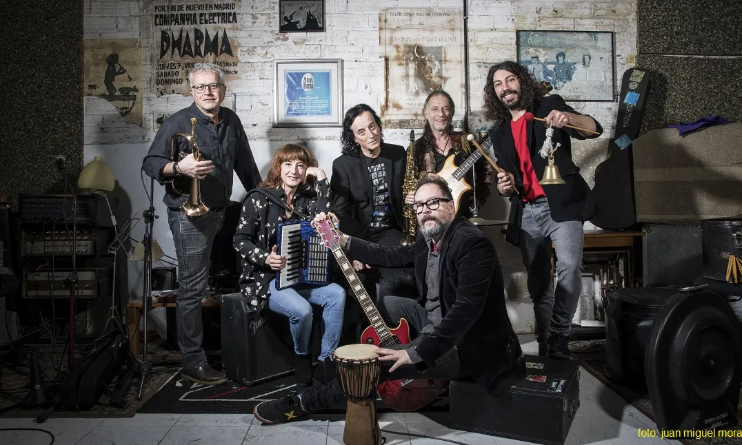 La Companyia Elèctrica Dharma oferirà, juntament amb la Cobla la Principal del Llobregat, un nou format pensat per acompanyar la seva música amb la cobla.