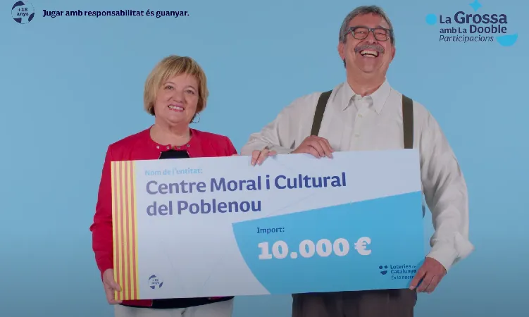 Integrants del Centre Moral i Cultural del Poblenou, amb Gemma Novo a l’esquerra, després d’haver guanyat el premi. 