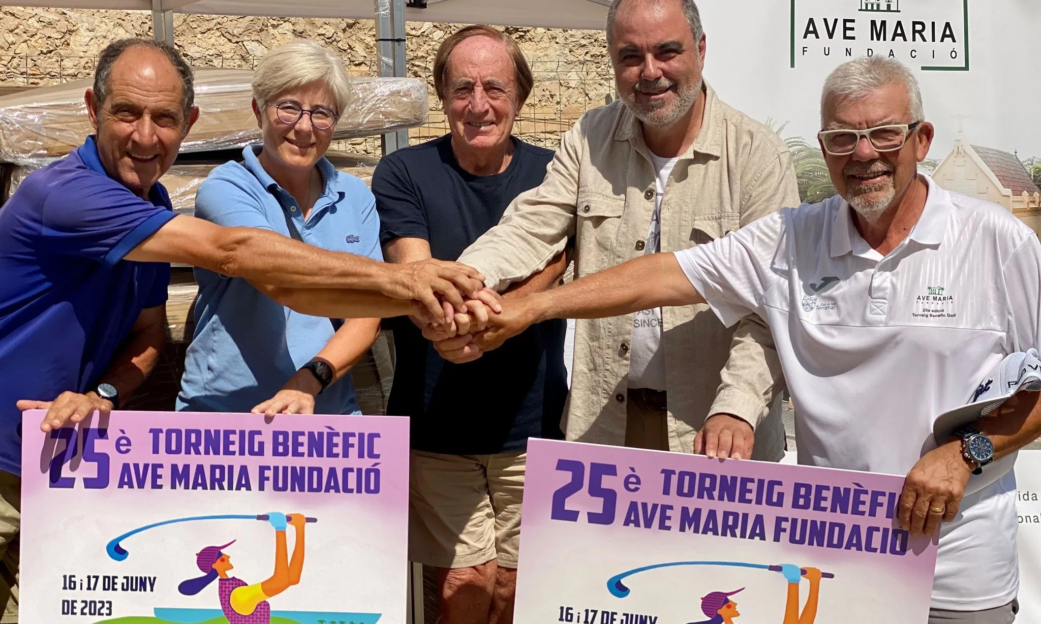 La vicepresidenta del Club de Golf Terramar fa entrega junt amb els organitzadors del Torneig Benèfic, 20 llits elèctrics a la Fundació Ave Maria