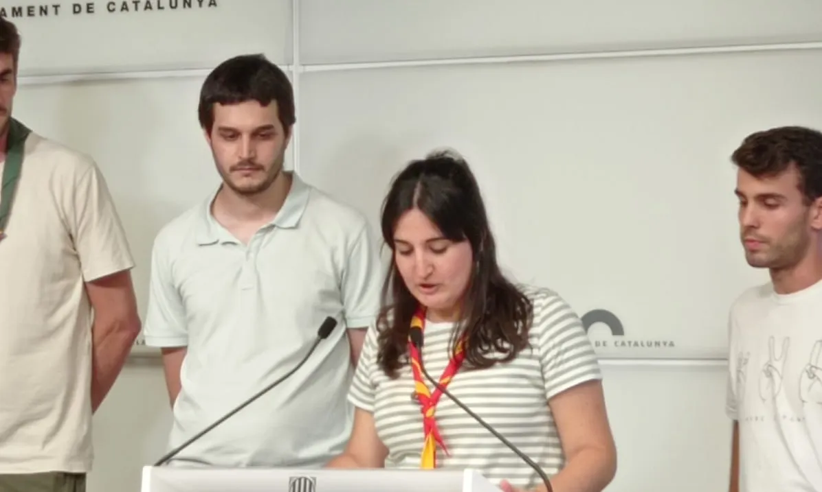 La coordinadora de relacions de MEG, Sandra Ceballos, i el portaveu de la cooperativa Eina, Pau Cruz, s’han encarregat de presentar les esmenes.