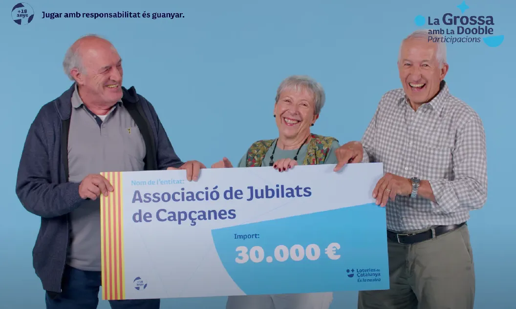 Maria Mercè Barcelò, al mig, amb dos associats més, un cop guanyat el premi. 