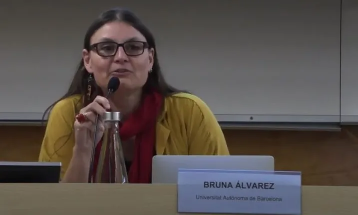 Bruna Álvarez durant la intervenció en unes jornades celebrades a la Universitat Autònoma de Barcelona (UAB).