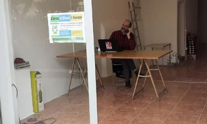 El coodinador de Caixa d'Eines i Feines, Dani Pardo, quan estaven arreglant el local.