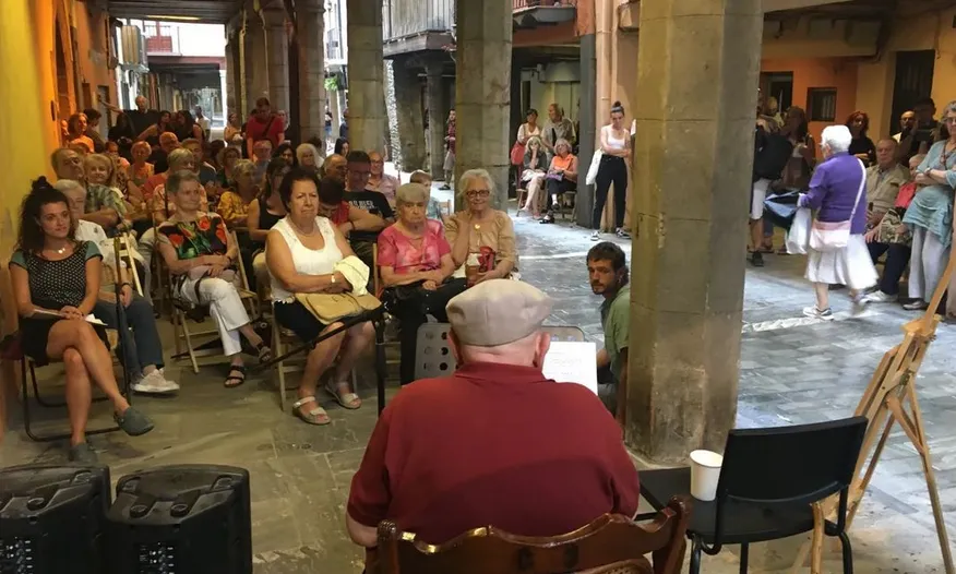 Recital de poesia al carrer dels Canonges de la Seu d'Urgell en el marc de la primera edició del 'Pirineu, Terra de Versos'. Font: El Refugi Llibreria Cooperativa.