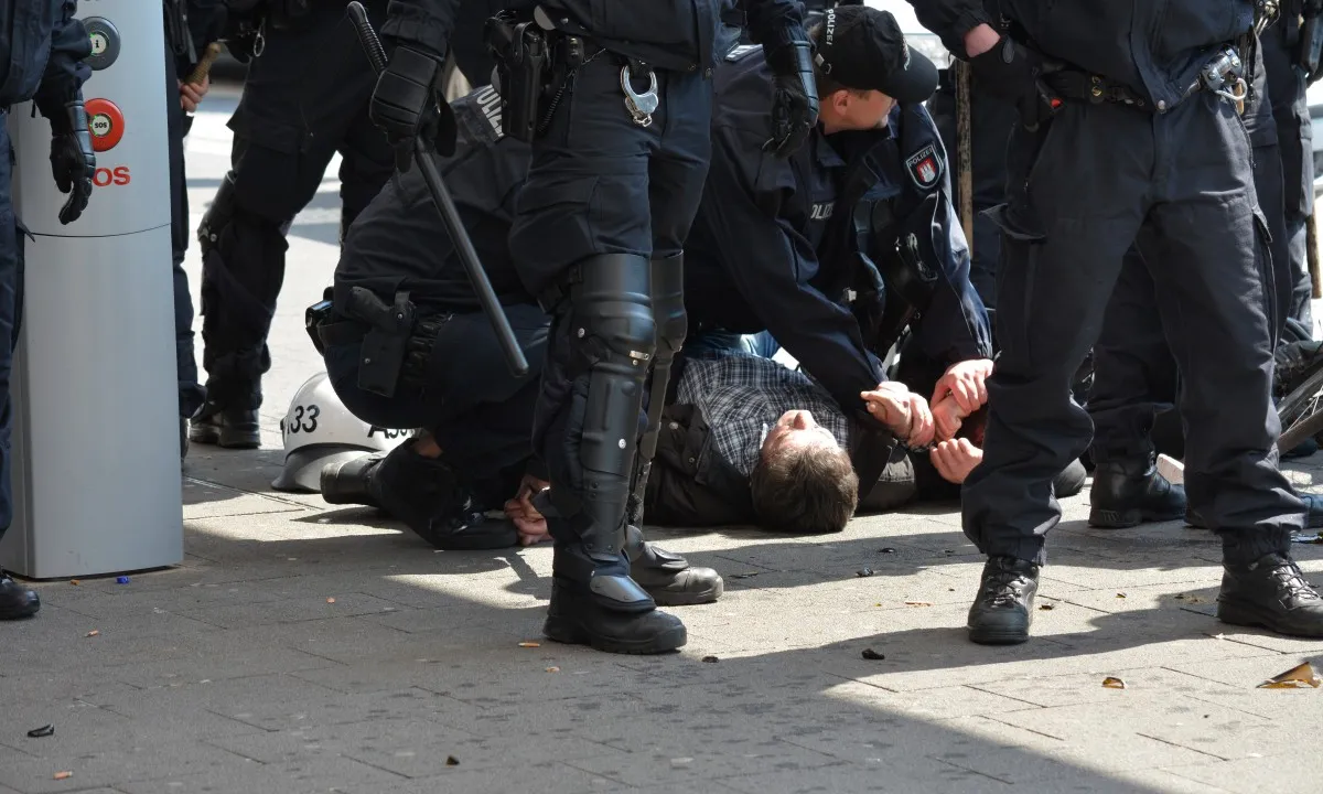 Irídia detalla les passes a seguir en cas de patir violència per part de cossos policials o de seguretat privada.