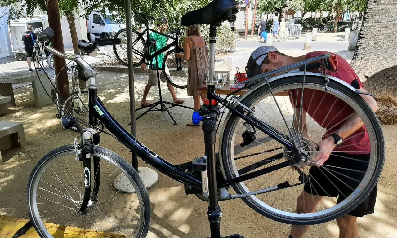 A més del servei de préstec d'objectes, Caixa d’Eines i Feines organitza tallers d'autoreparació que tenen molt d'èxit.