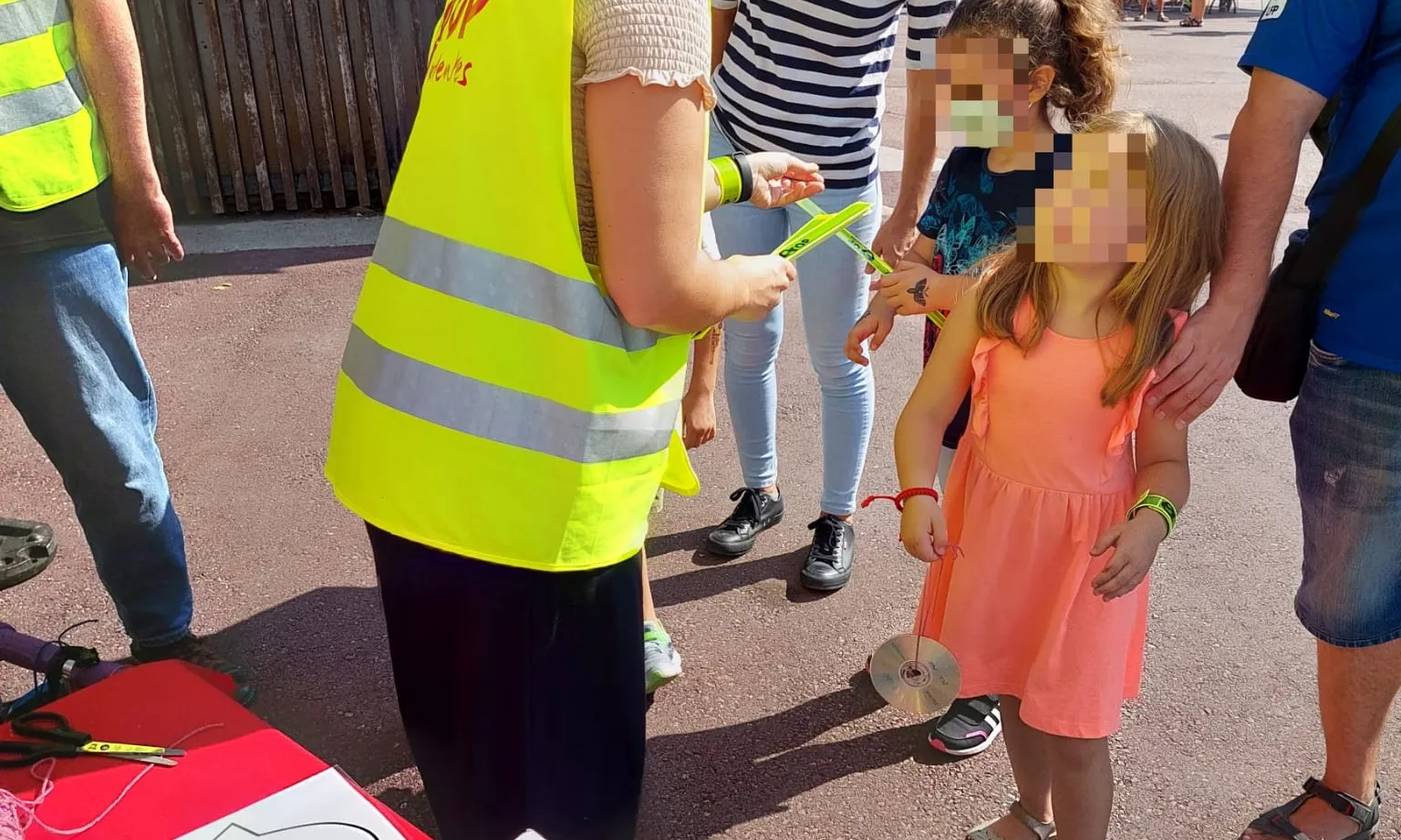 Una de les funcions de l'entitat és dur a terme campanyes de conscienciació i seguretat vial a centres educatius. Font: STOP Accidentes Catalunya.