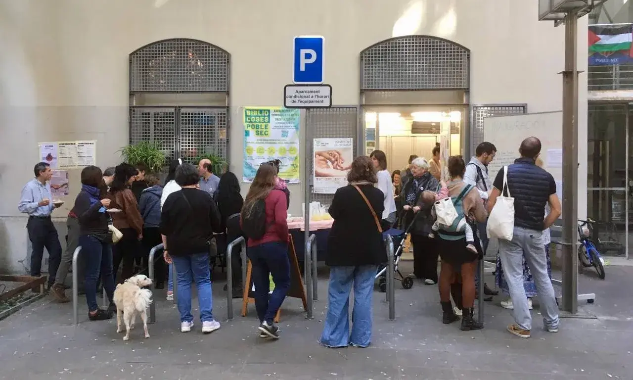 La Bibliocoses del Poble-sec va obrir portes el dissabte 18 de novembre.