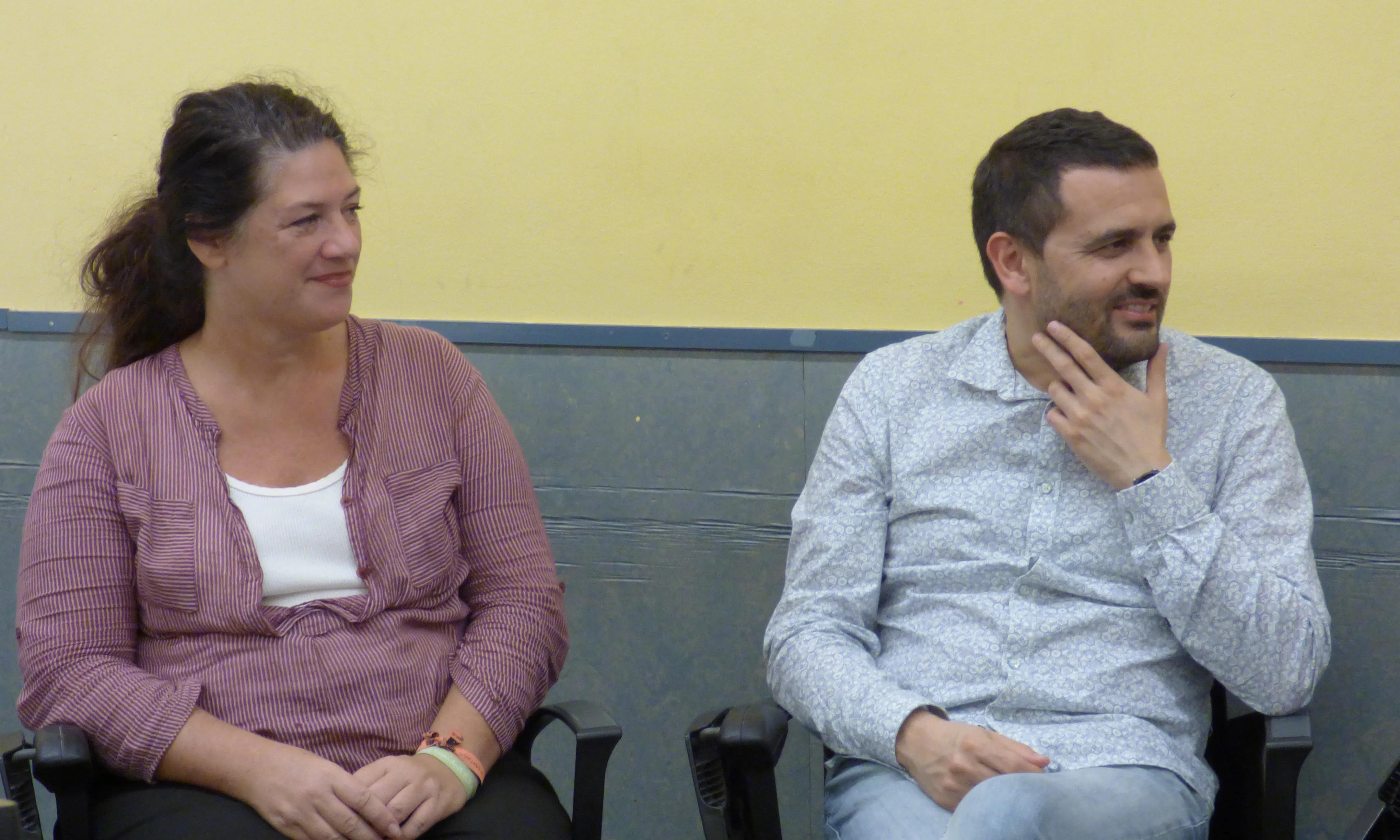 Anna Parisi i Xavier Aranda, durant la trobada d'exredactors i redactores.