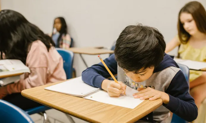 Els informes PISA no només destaquen el rendiment dels estudiants, sinó que també ofereixen informació útil per als responsables polítics i educadors per millorar els sistemes educatius.