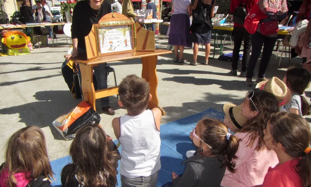 Els kamishibais, amb arrels al Japó, atreuen nens i adults amb les seves històries.