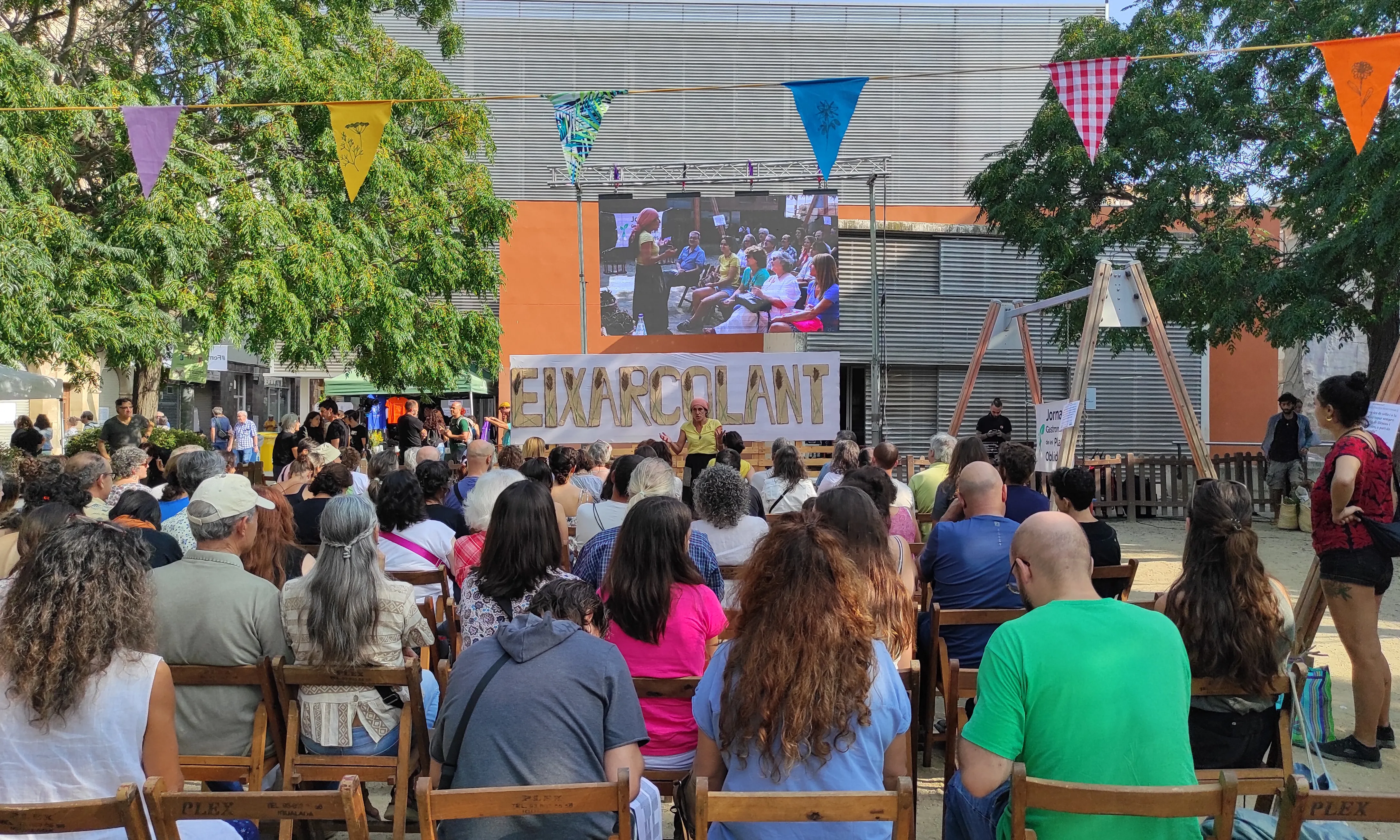 El col·lectiu Eixarcolant celebra anualment la jornada gastronòmica de plantes silvestres a Igualada, oferint diverses activitats per conèixer aquestes plantes.