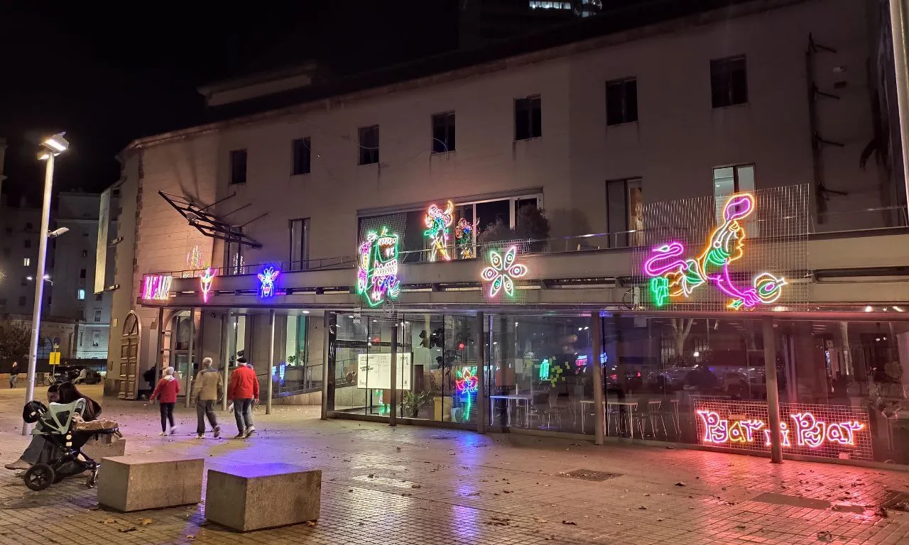 La façana del Centre d'Arts Santa Mònica amb algunes de les peces del projecte 'Llums Comuns'. Font: La Traginera.