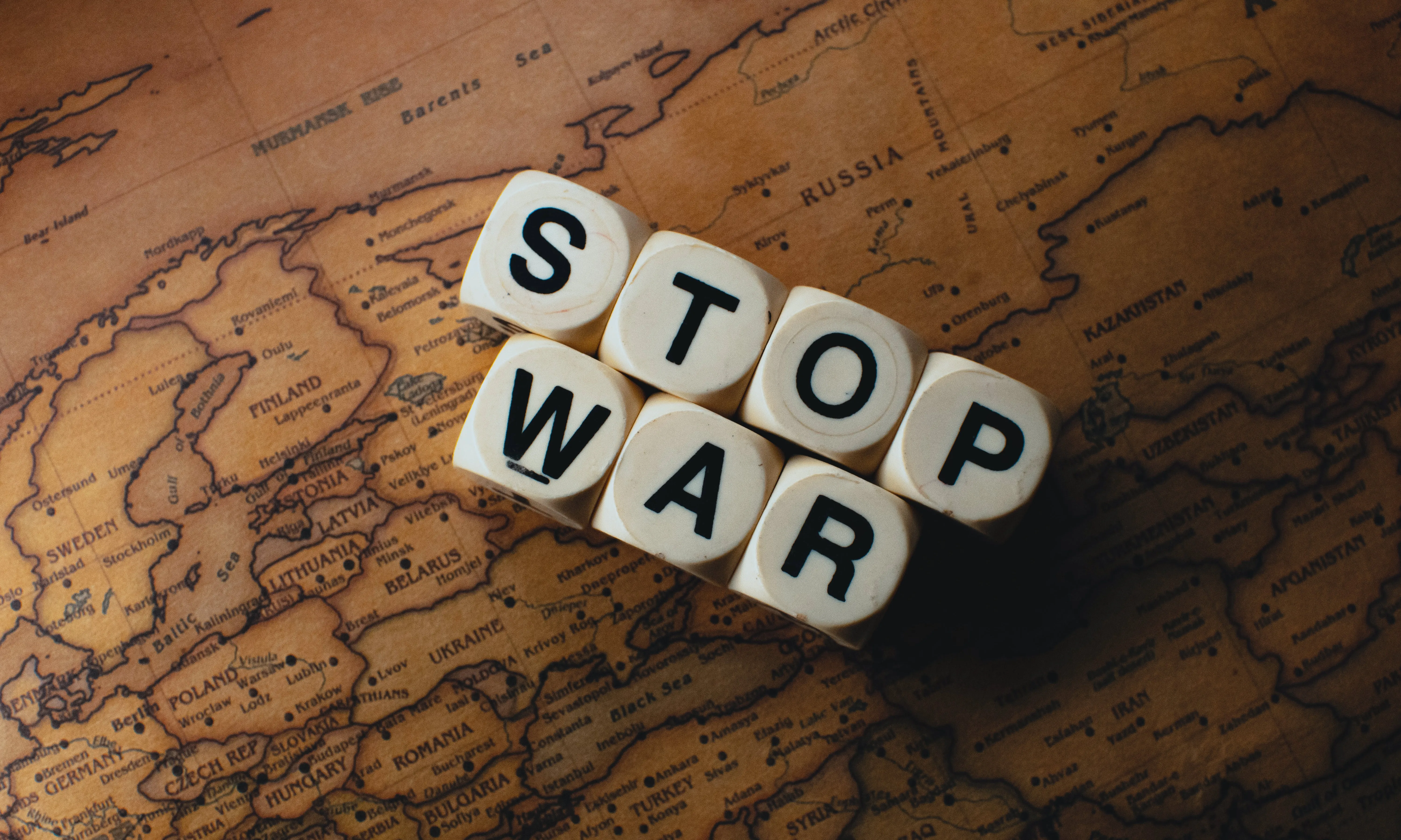 Com passa amb qualsevol guerra, especialment les que es lliuren als països occidentals, l’esclat dels conflictes desperta i alimenta debats en el marc de les nostres societats.