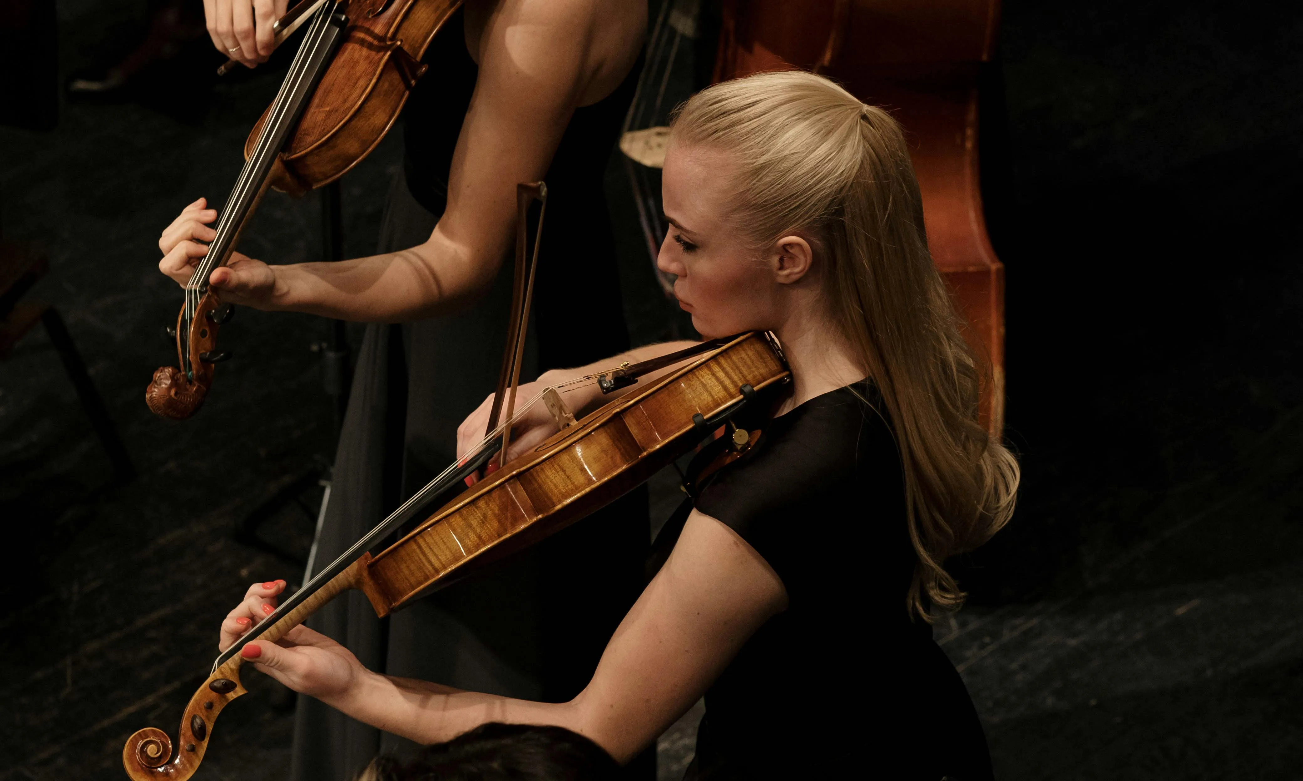 Noies tocant en una orquestra