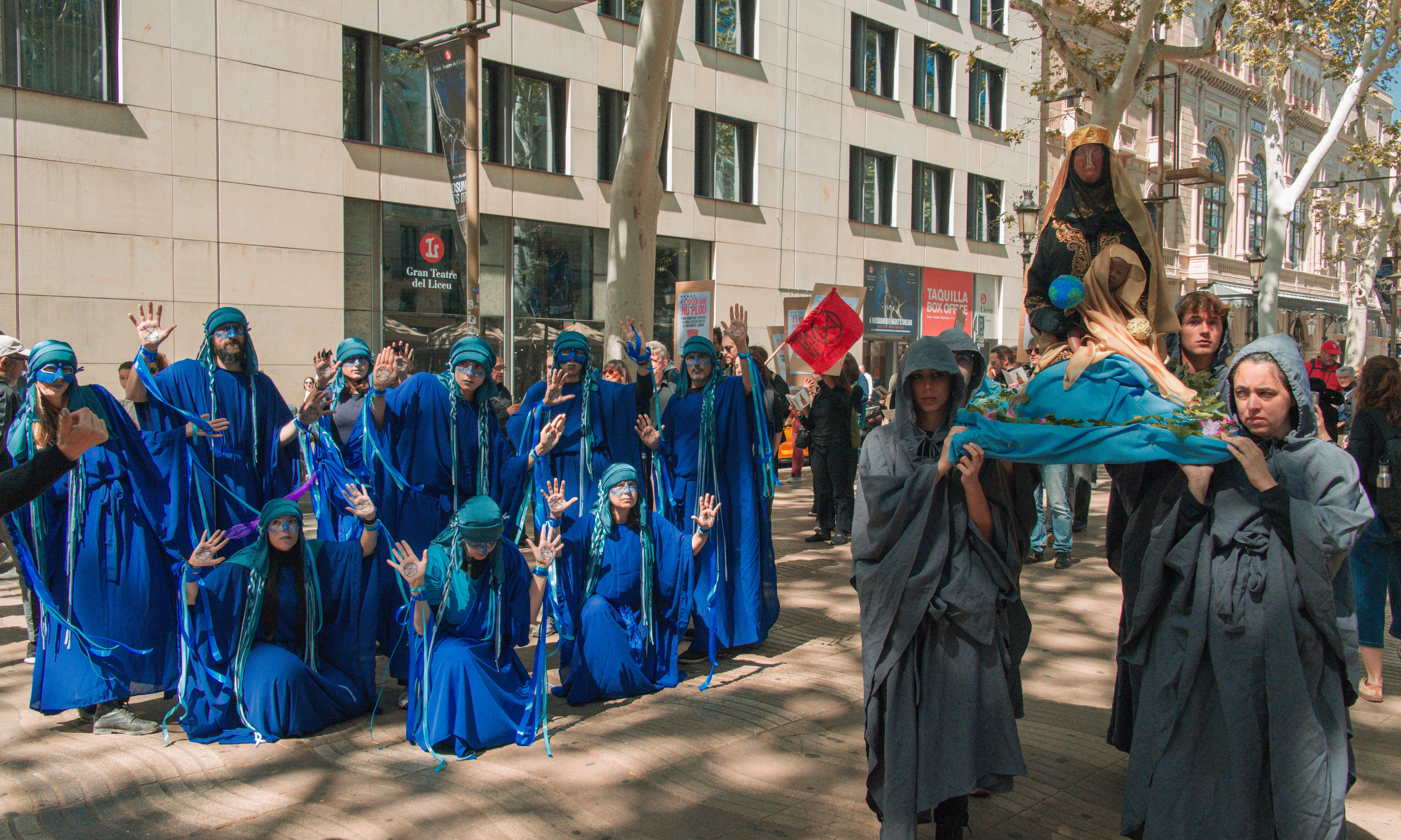L’anomenada brigada de l’aigua, amb un retaule de la Moreneta al capdavant, va desfilar per la Rambla de Barcelona.