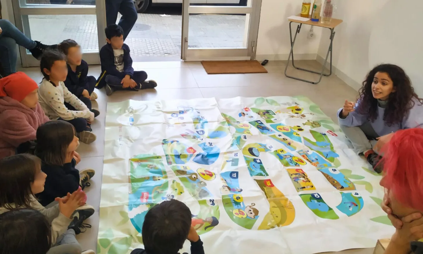 Taller infantil d'Enginyeria Sense Fronteres al voltant del joc de l’aigua ‘De riu en riu, per un medi viu’.