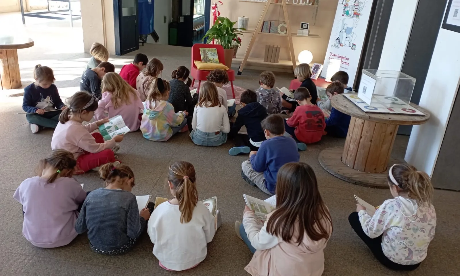 Als edificis de l'escola Frederic Mistral-Tècnic Eulàlia s'han instal·lat punts de lectura, en el marc del projecte, perquè els infants hi llegeixin.