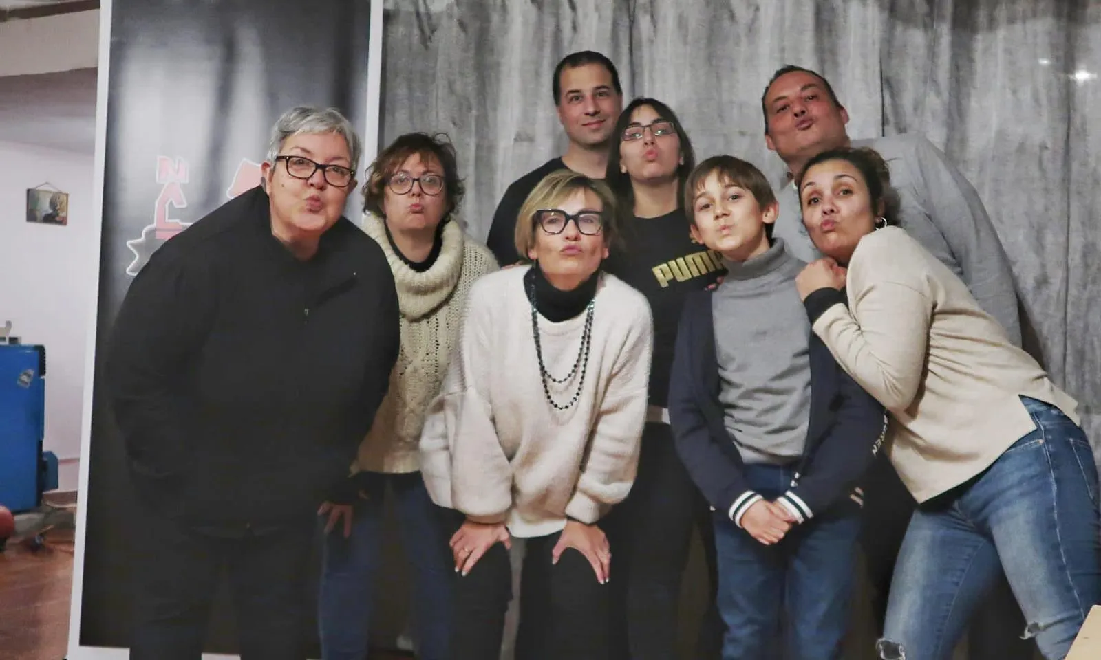 Rosa Almenara i Mercè Piqué amb altres membres del grup Naltrus Teatre, de Santa Coloma de Queralt. 