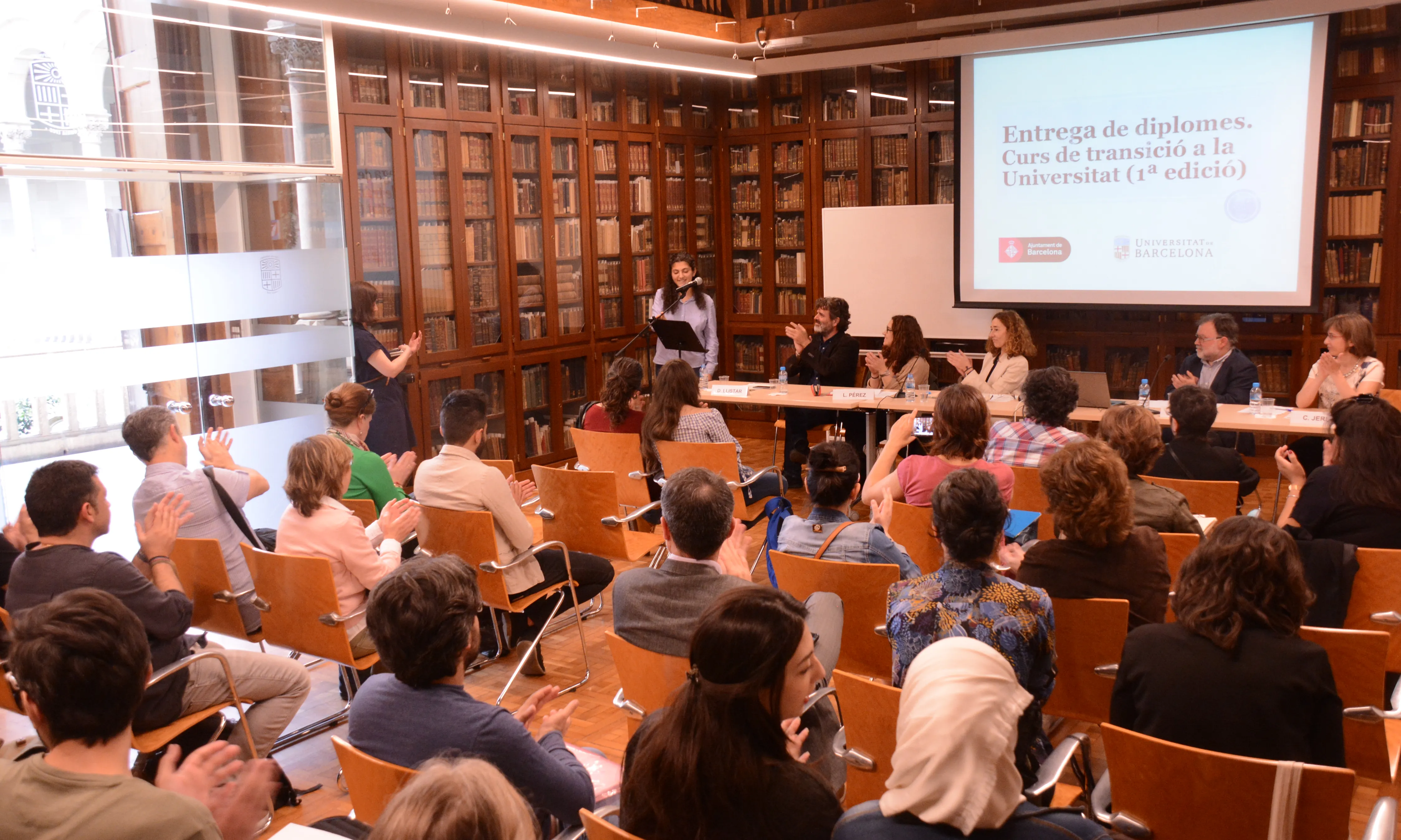 Graduació dels cursos transicionals de català i castellà a la UB. 