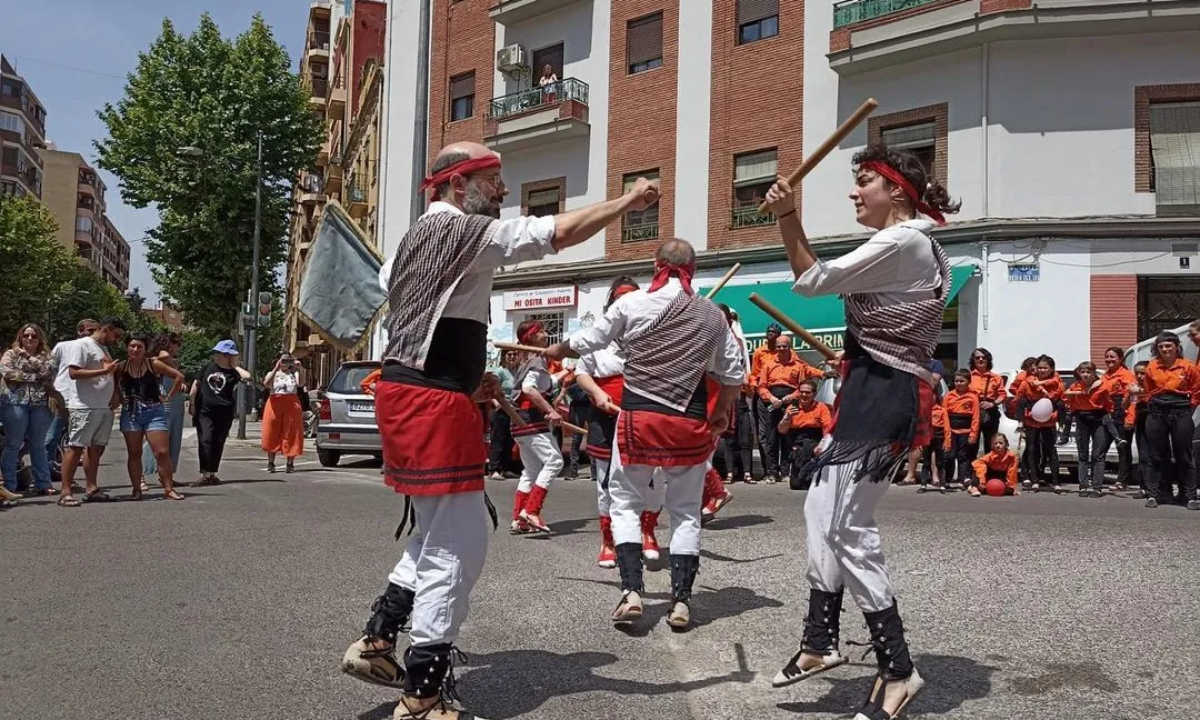 La colla treballa en xarxa amb altres entitats i associacions culturals d'arreu d'Espanya per intercanviar folklores i tradicions.