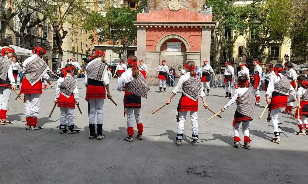 La colla dels Bastoners de Gràcia fa més de quaranta anys que està en actiu i treballa per a la promoció de la cultura.